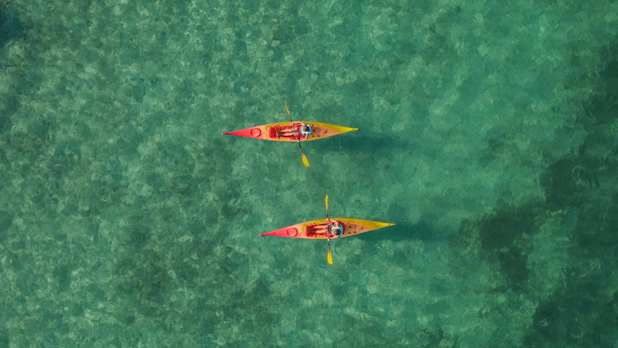 Due kayak visti dall'alto su un'acqua turchese trasparente